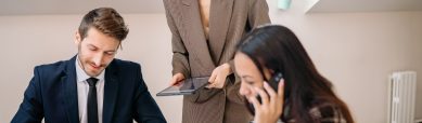 Des collaborateurs discutent sur un dossier
