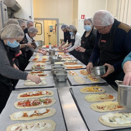 Groupe preparation pizza